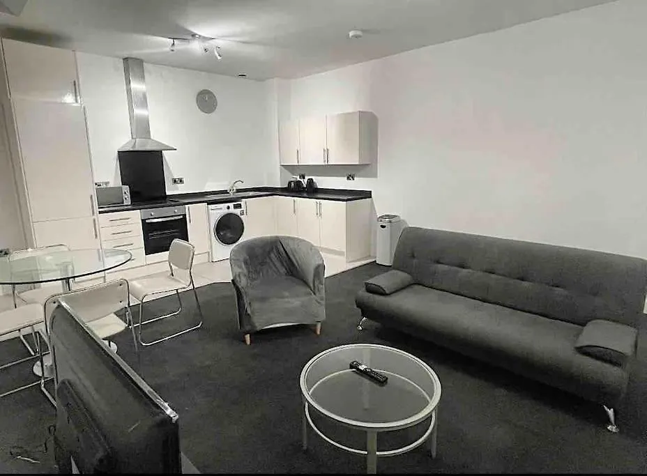 Modern 2-Bed Flat In Salford-1