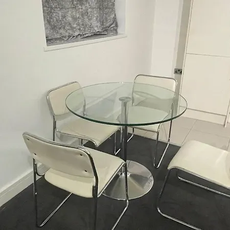 Modern 2-Bed Flat In Salford-2