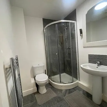 Modern 2-Bed Flat In Salford-3